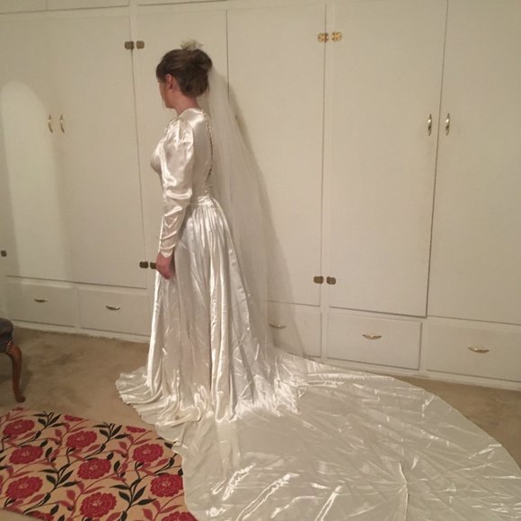 Dresses & Skirts - Beautiful Vintage Wedding Dress and Veil